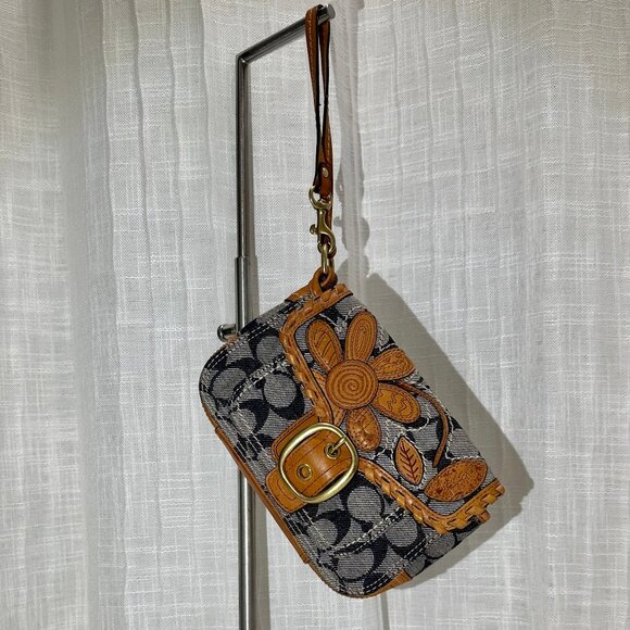 SOLD - COACH Bleecker Vachetta Leather Signature Denim Floral Applique Wristlet - Picture 13 of 15